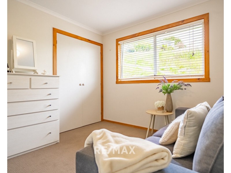 21 Outlook Avenue, Lakes Entrance VIC 3909