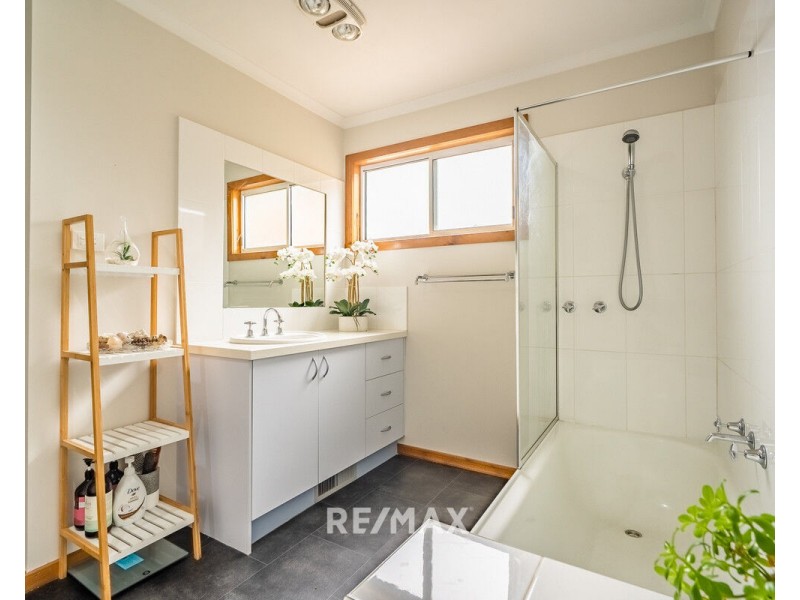 21 Outlook Avenue, Lakes Entrance VIC 3909