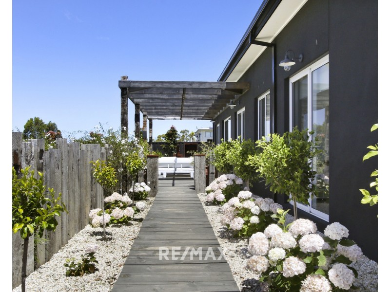 8 Lands End Grove, Metung VIC 3904
