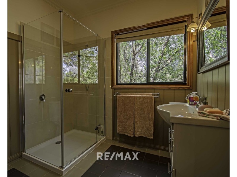 106 Hoggs Lane, Lakes Entrance VIC 3909