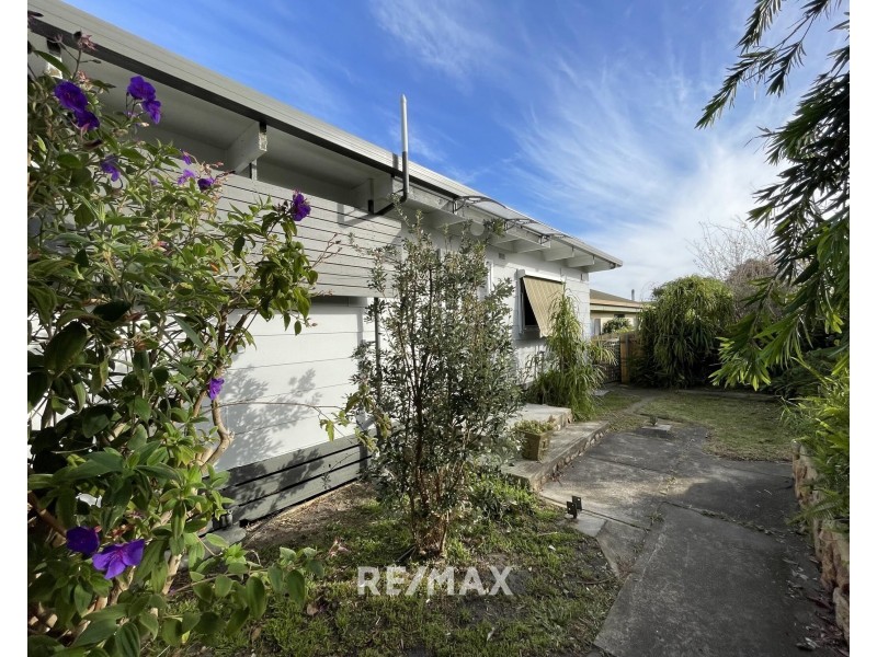 63 Capes Road, Lakes Entrance VIC 3909