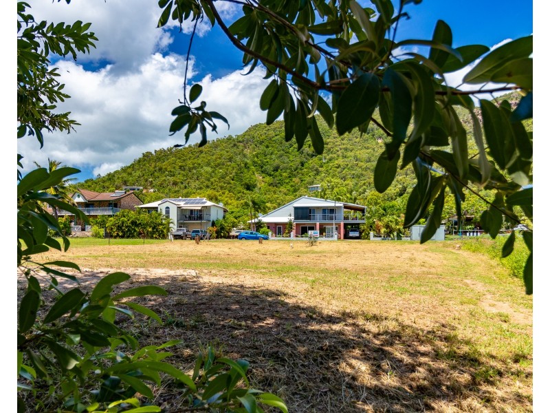 100 Gloucester Avenue, Hideaway Bay QLD 4800