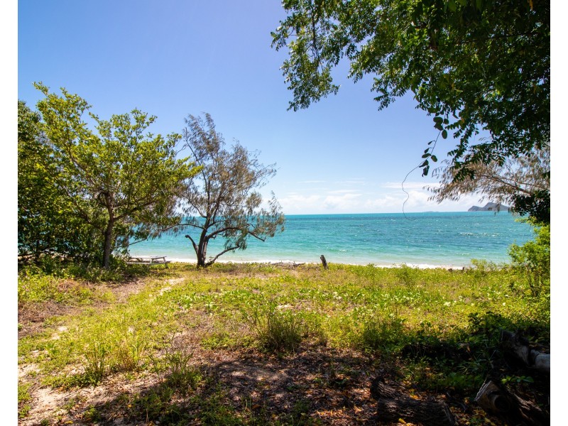 100 Gloucester Avenue, Hideaway Bay QLD 4800