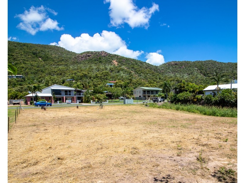 100 Gloucester Avenue, Hideaway Bay QLD 4800