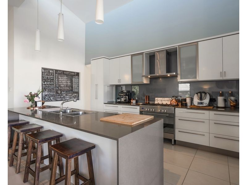 6 Cooee Ct, Coes Creek QLD 4560