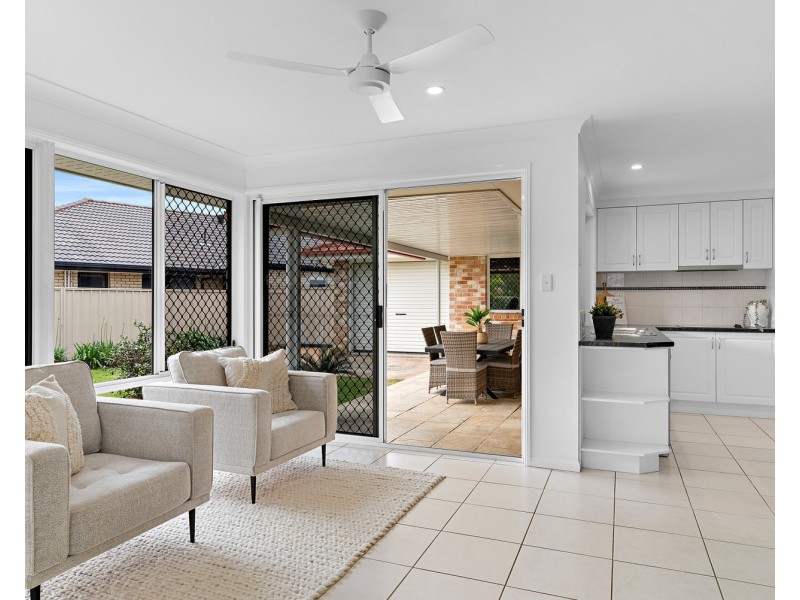 17 Maddock Avenue, Mooloolah Valley QLD 4553