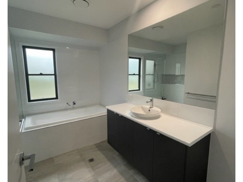 1 Myrtle Court, Mooloolah Valley QLD 4553