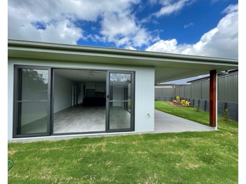 1 Myrtle Court, Mooloolah Valley QLD 4553