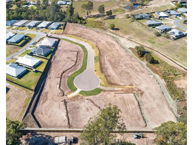 1-18 Kensington Drive, Southside QLD 4570