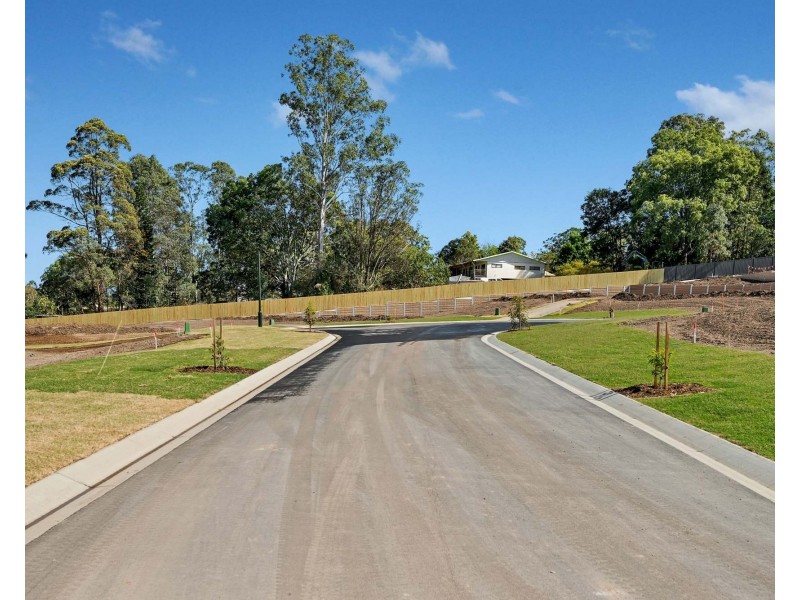 1-18 Kensington Drive, Southside QLD 4570