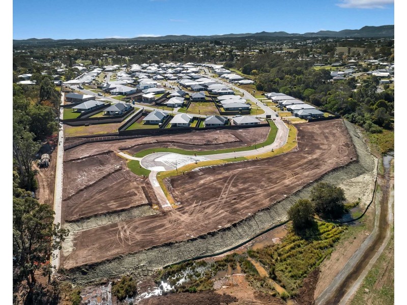 1-18 Kensington Drive, Southside QLD 4570