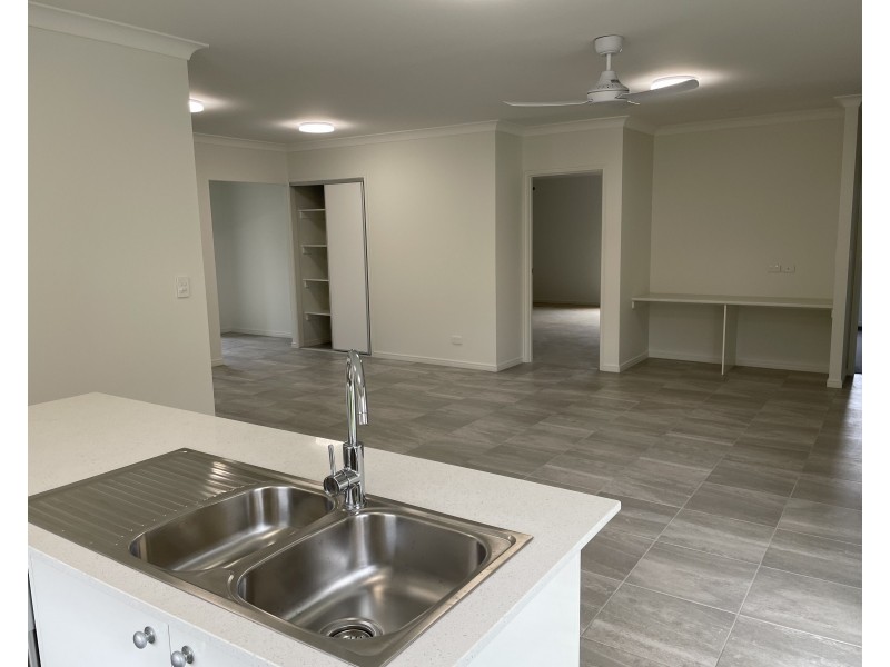 7 Bimbadean Circuit, Southside QLD 4570