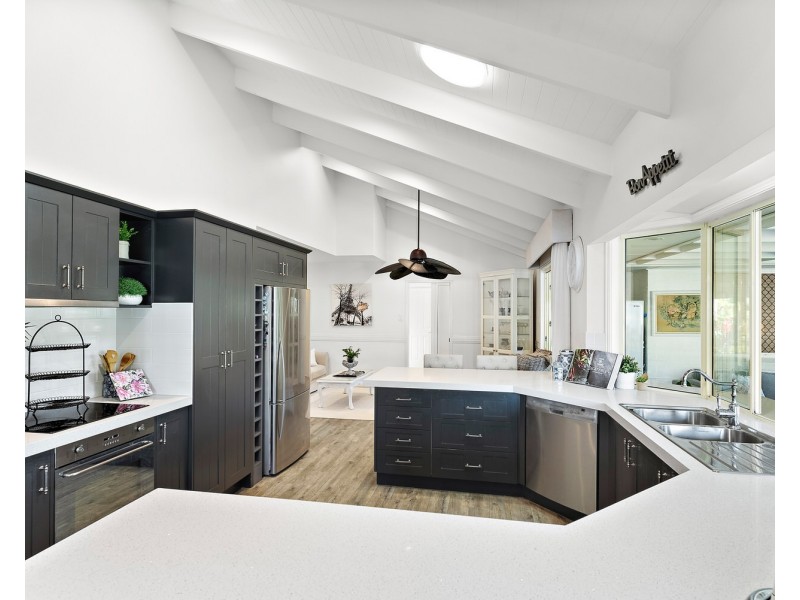 17 Lakeshore Place, Little Mountain QLD 4551