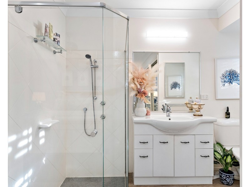 17 Lakeshore Place, Little Mountain QLD 4551