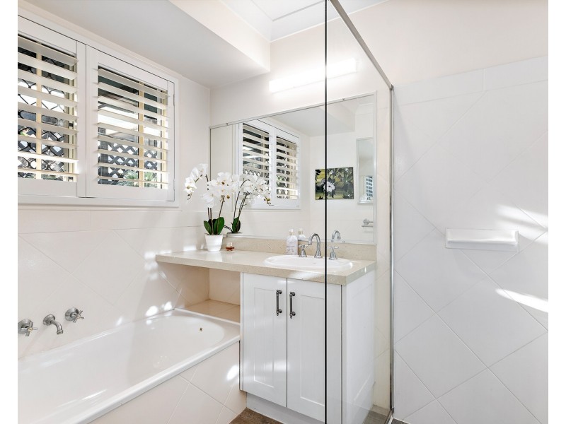 17 Lakeshore Place, Little Mountain QLD 4551