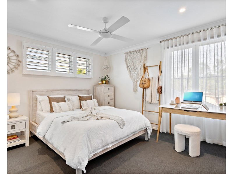 17 Lakeshore Place, Little Mountain QLD 4551