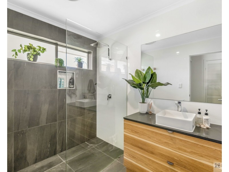 4 Chianti Avenue, Mermaid Waters QLD 4218