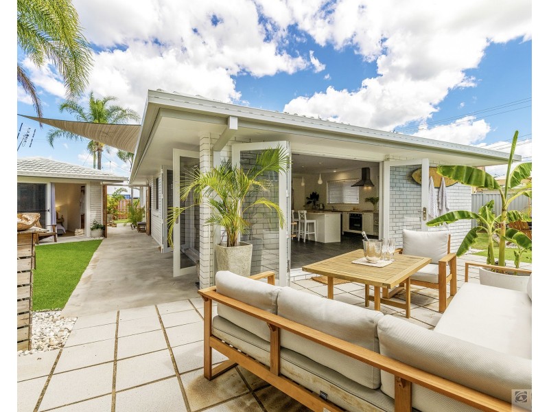 4 Chianti Avenue, Mermaid Waters QLD 4218