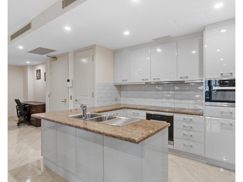 17/42-44 Brighton Parade, Southport QLD 4215