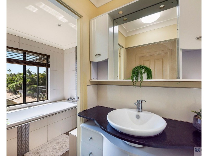 31 Pacific Boulevard, Broadbeach Waters QLD 4218