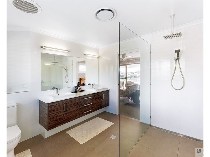 92 Waitomo Street, Broadbeach Waters QLD 4218
