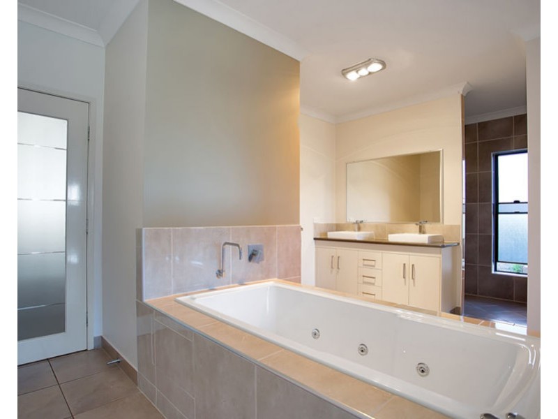 12 Ahern Court, Rural View QLD 4740