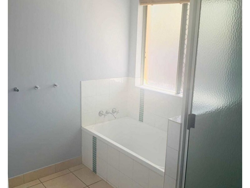 10 Eva Parade, Glenella QLD 4740