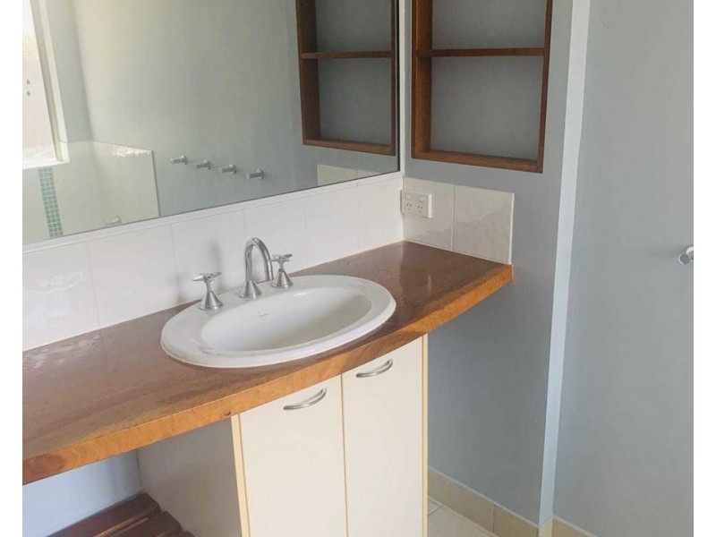 10 Eva Parade, Glenella QLD 4740
