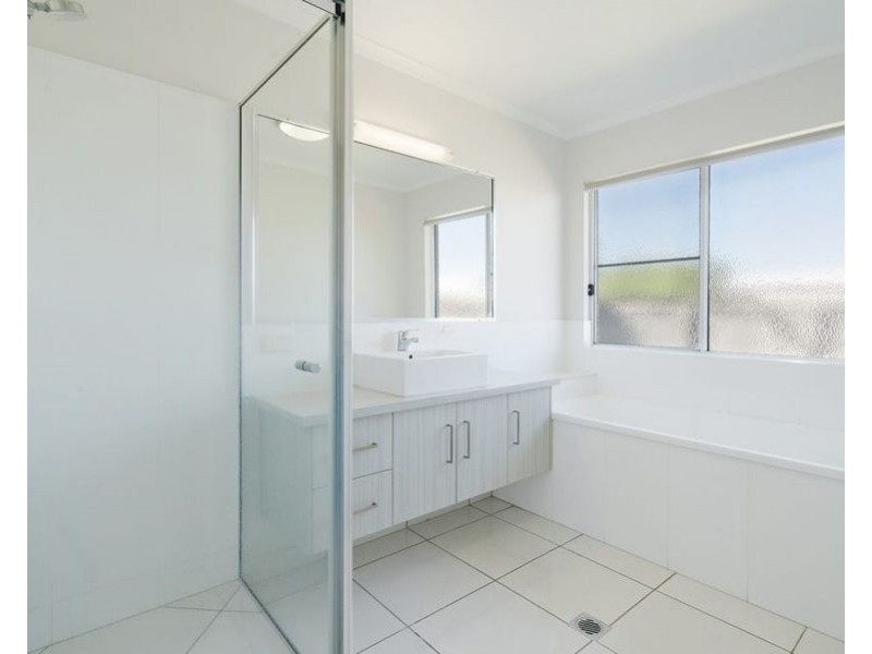 2 Berkshire Lane, Ooralea QLD 4740