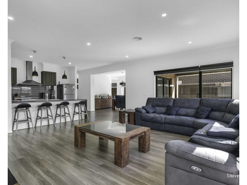 35 Upthorpe Way, Mickleham VIC 3064