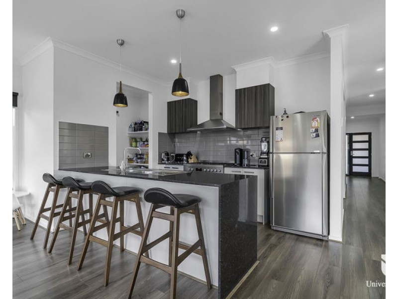 35 Upthorpe Way, Mickleham VIC 3064