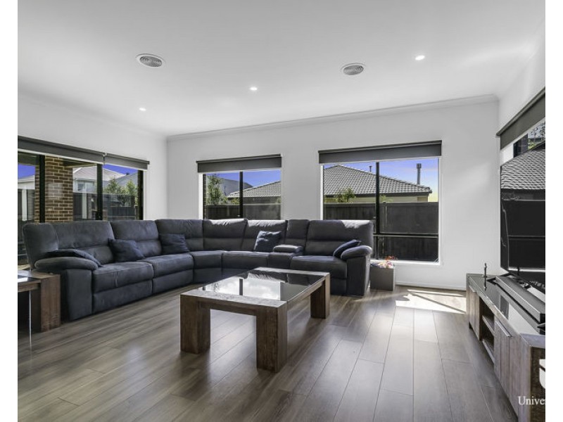 35 Upthorpe Way, Mickleham VIC 3064