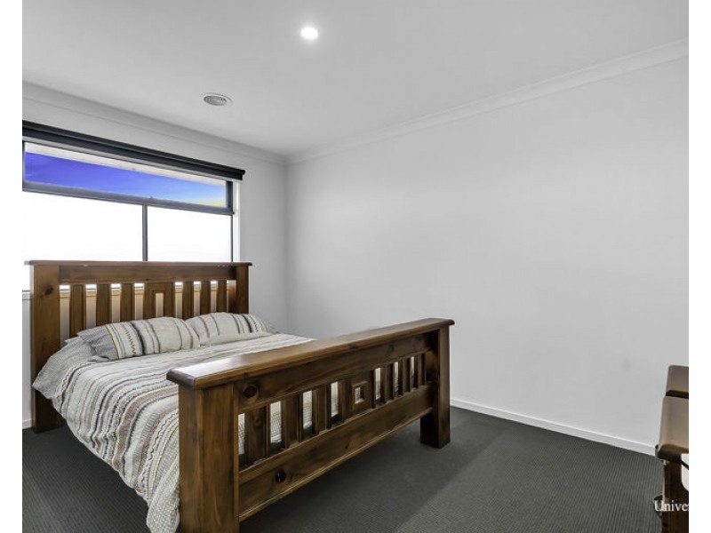 35 Upthorpe Way, Mickleham VIC 3064