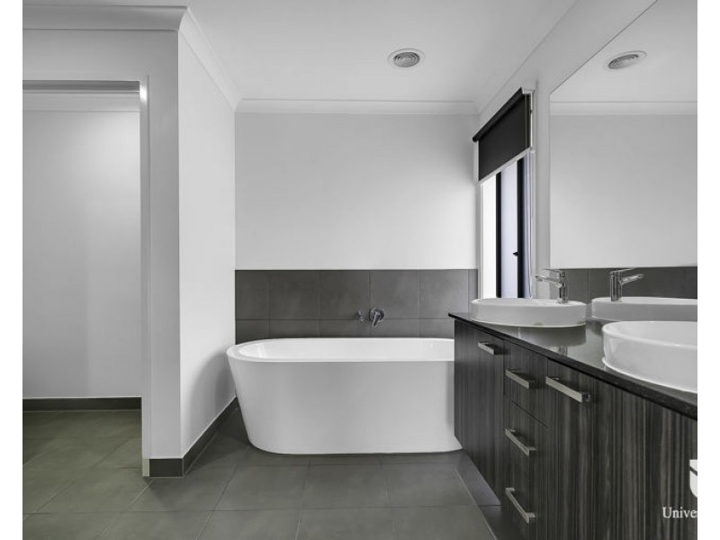 35 Upthorpe Way, Mickleham VIC 3064
