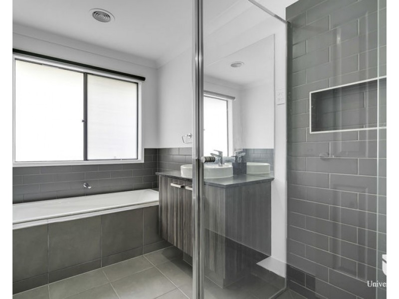35 Upthorpe Way, Mickleham VIC 3064