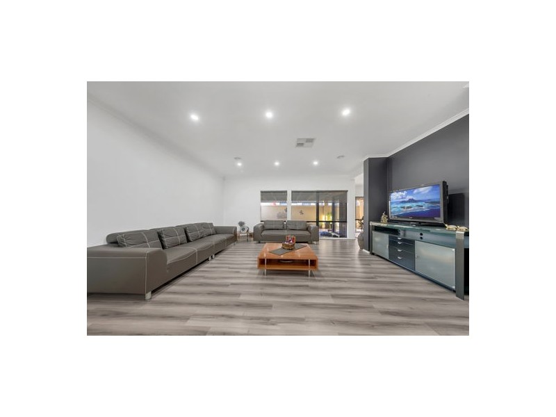 13 Masters Circuit, Roxburgh Park VIC 3064