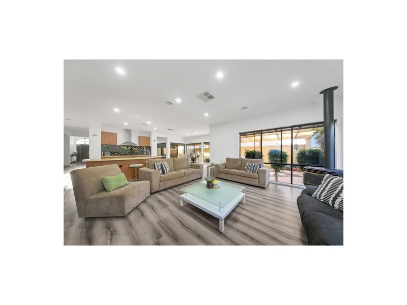 13 Masters Circuit, Roxburgh Park VIC 3064