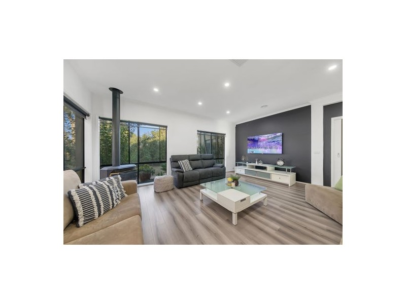 13 Masters Circuit, Roxburgh Park VIC 3064