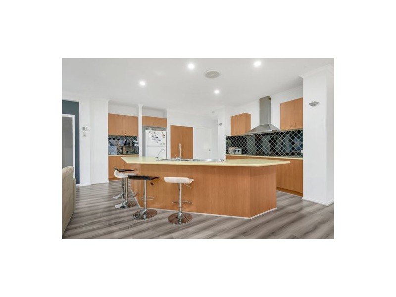 13 Masters Circuit, Roxburgh Park VIC 3064