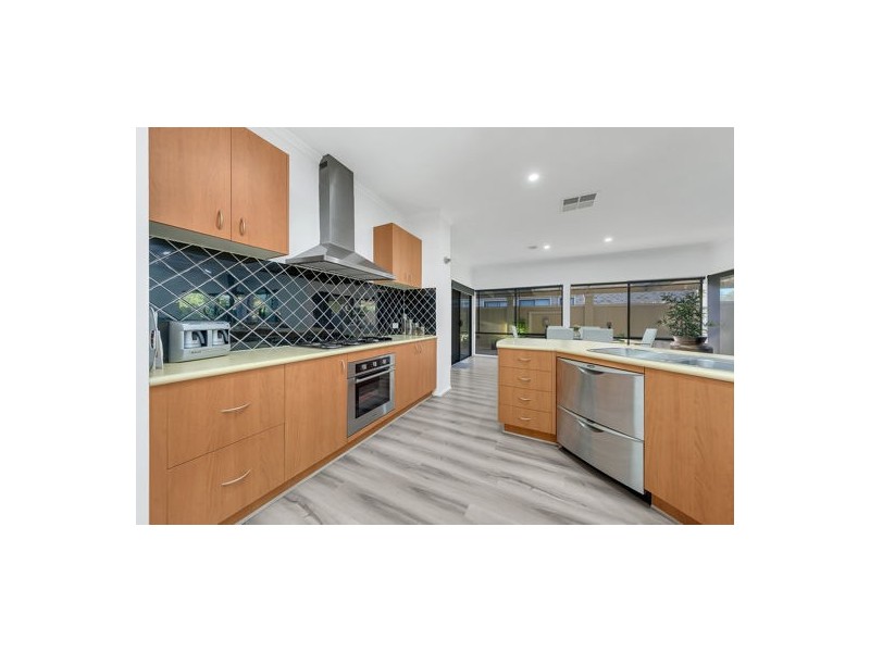 13 Masters Circuit, Roxburgh Park VIC 3064