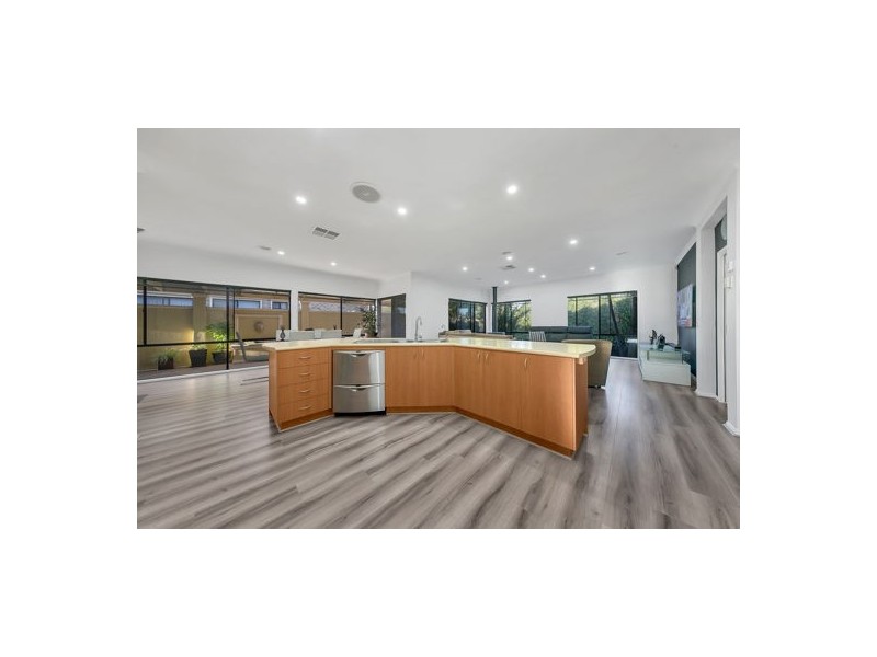 13 Masters Circuit, Roxburgh Park VIC 3064