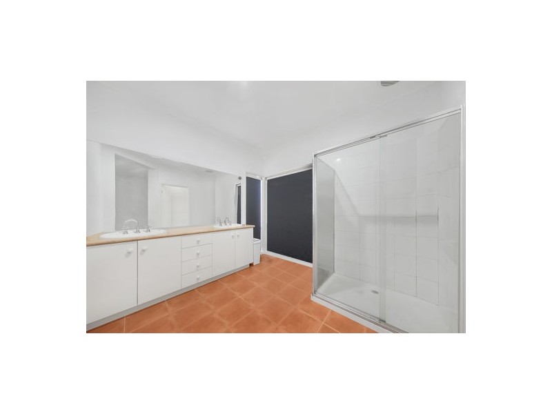 13 Masters Circuit, Roxburgh Park VIC 3064