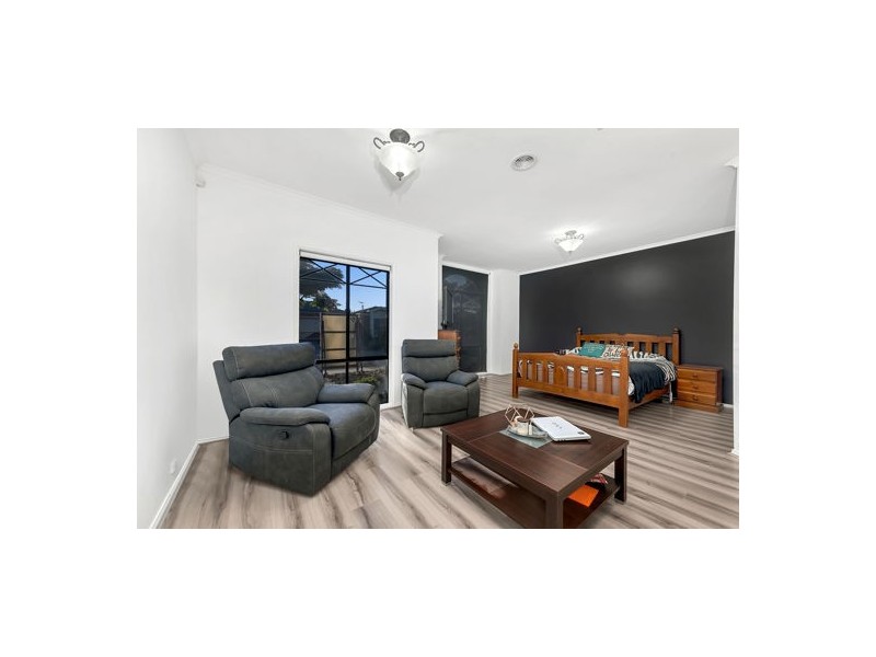 13 Masters Circuit, Roxburgh Park VIC 3064