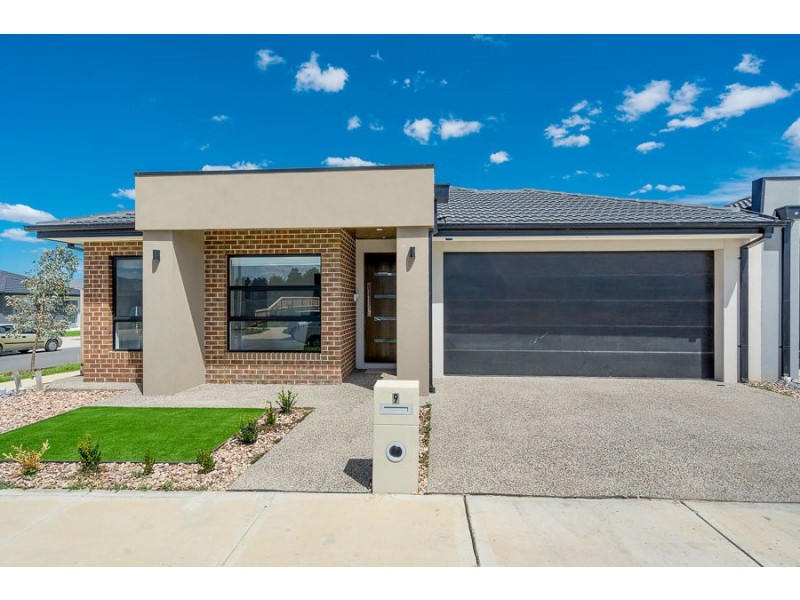 9 Janoli Street, Mickleham VIC 3064
