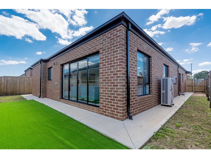9 Janoli Street, Mickleham VIC 3064