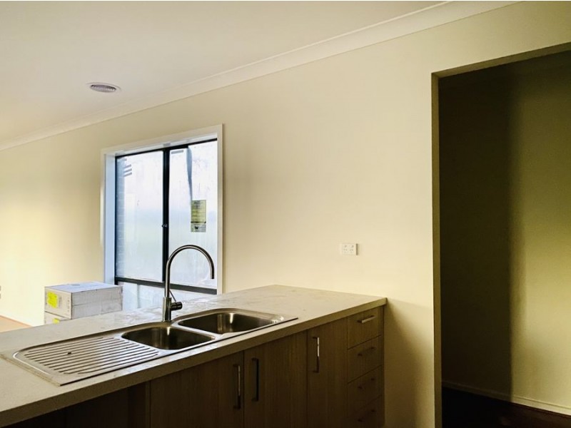 34 Feathertop Crescent, Donnybrook VIC 3064