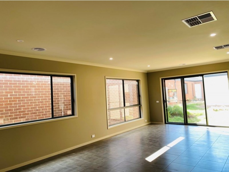 67 Ginger Crescent, Mickleham VIC 3064