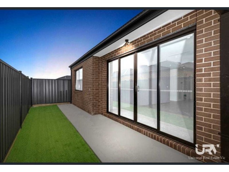 27 Roseneath Way, Mickleham VIC 3064