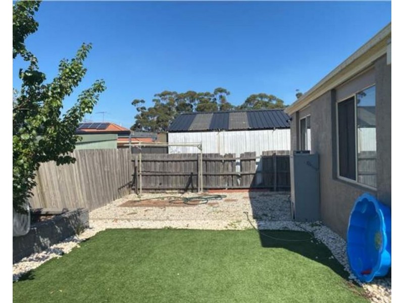 5 Petre court, Roxburgh Park VIC 3064