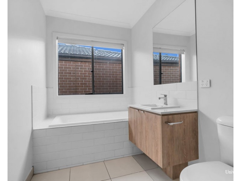 8 Claude street, Kalkallo VIC 3064